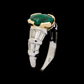 RING, 18 k guld samt vitguld med smaragd samt diamanter. Vikt ca 5 g.