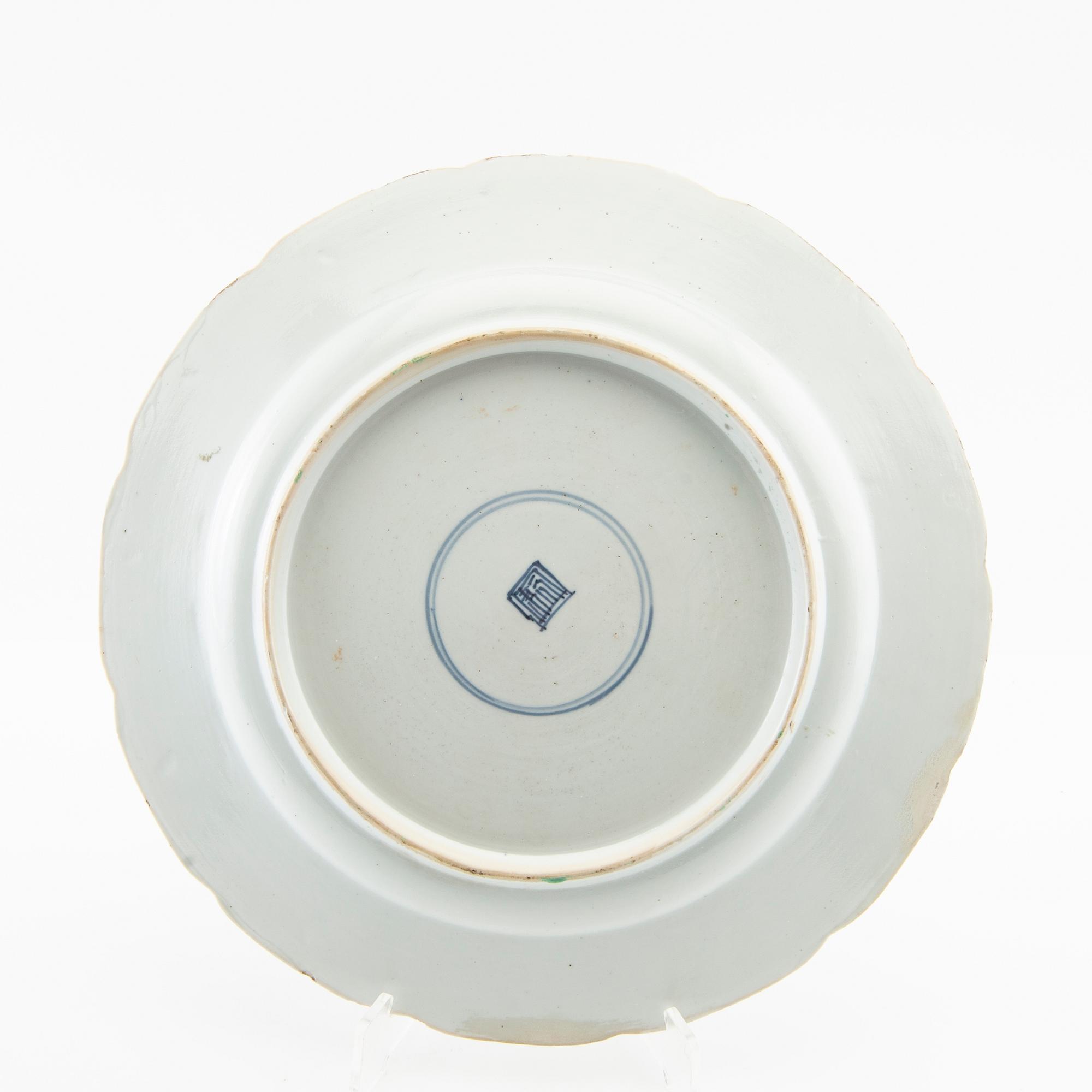 A Chinese famille verte porcelain dish, Qing dynasty, Kangxi (1662-1722).