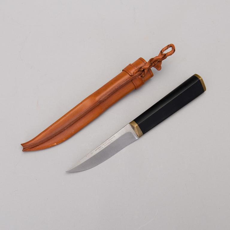 TAPIO WIRKKALA, PUUKKO-KNIV, rostfritt stål, nylon och mässing,  för Hackman Finland. Modellen formgiven 1961.