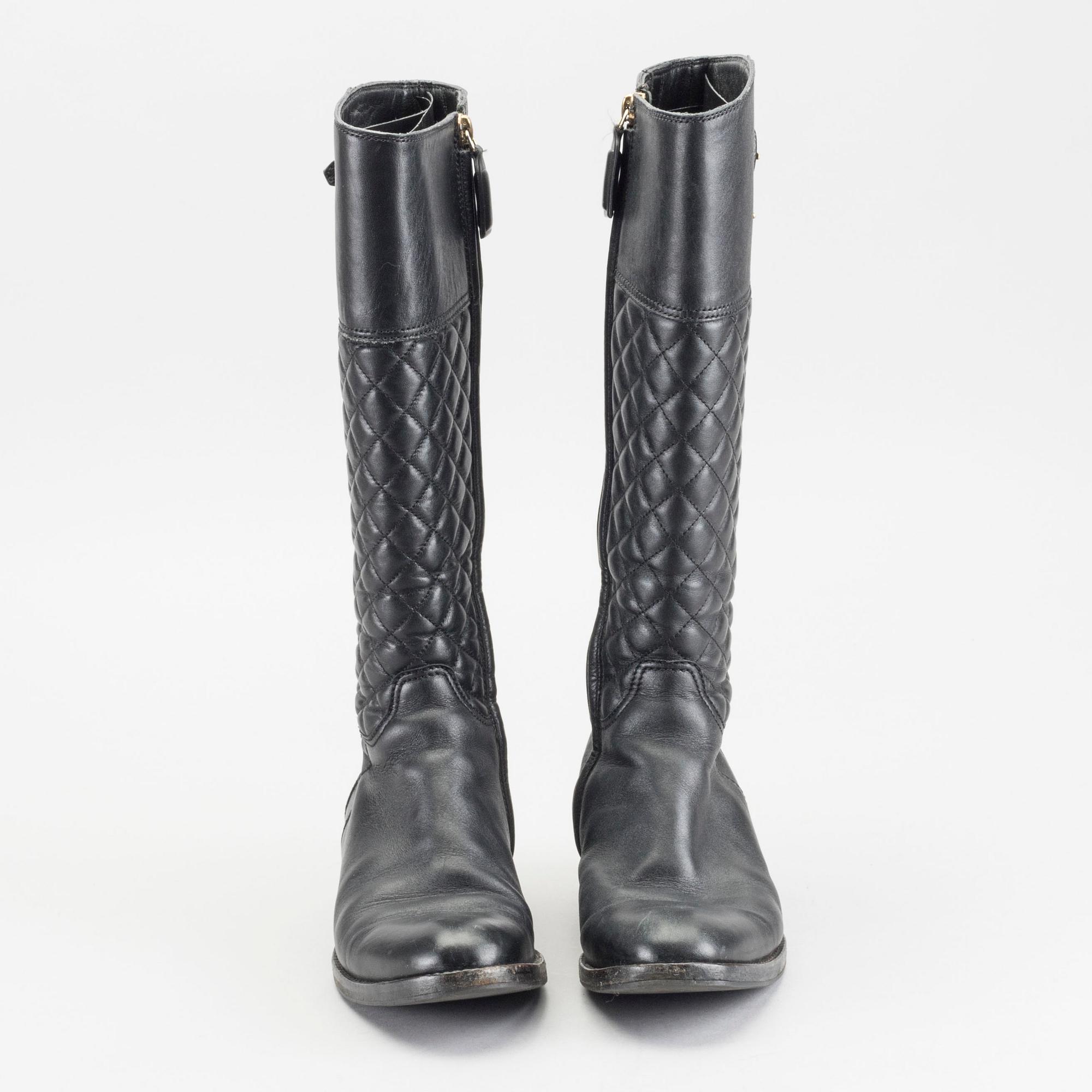 A PAIR OF Sz 36,5 BURBERRY BOOTS.