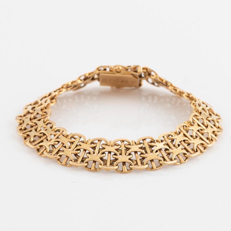 18K gold bracelet.