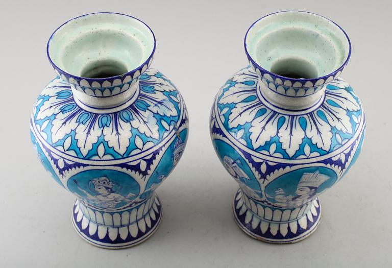 VASER, ett par, fajans, orientaliska, 1900-tal.