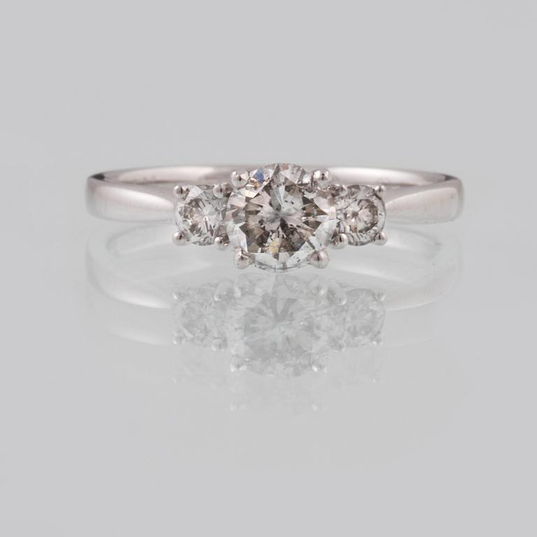 RING, 18K vitguld med en briljantslipad diamanter ca 0.70 samt 2 briljantsliapde diamanter ca 0.23 ct. Vikt 2,5 gram.