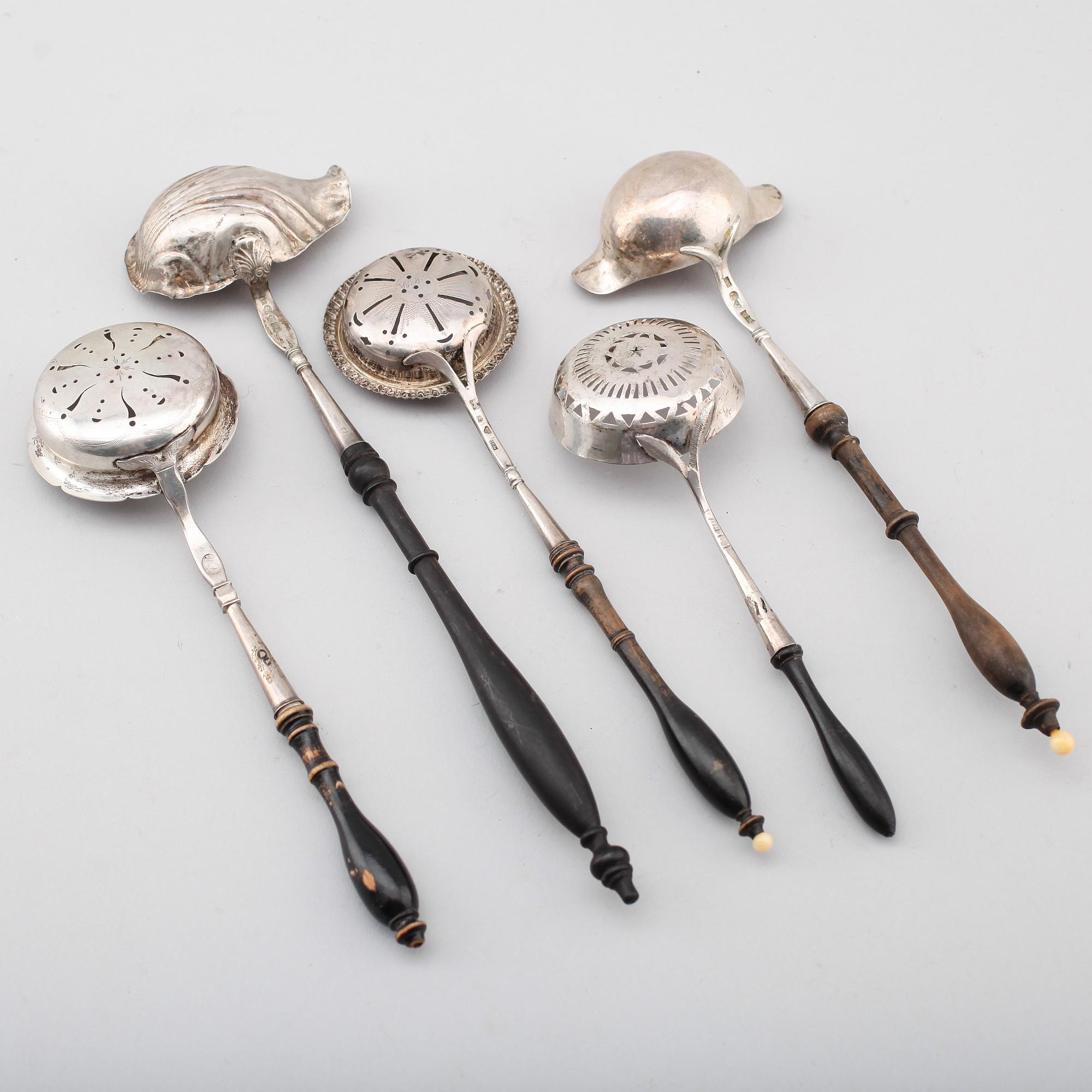 SÅSSLEVAR, 2 st samt STRÖSKEDAR, 3 st, silver, svenska stämplar, 1800-tal.