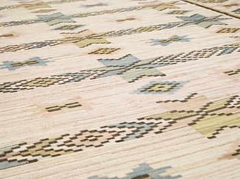 CARPET. "Vit botten". Flat weave. 482 x 301 cm. Signed MMF.