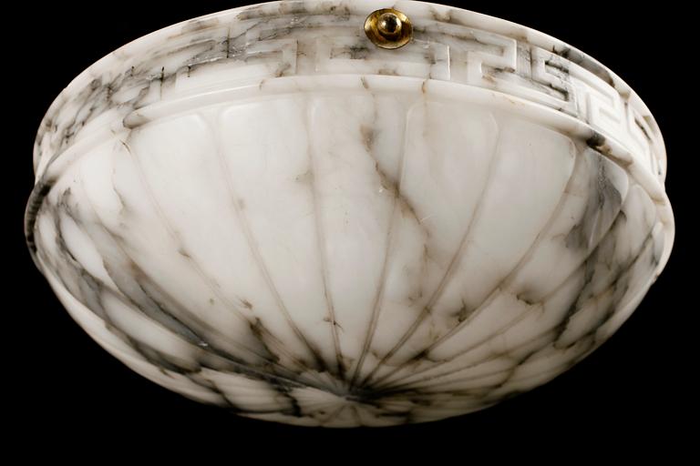 TAKLAMPA, alabaster, 1900-talets första hälft. Diam 40.