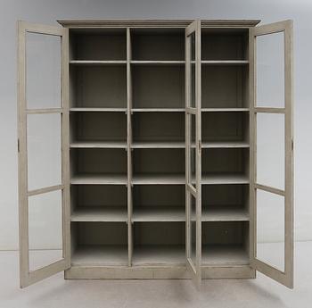 VITRINSKÅP, omkring år 1900.