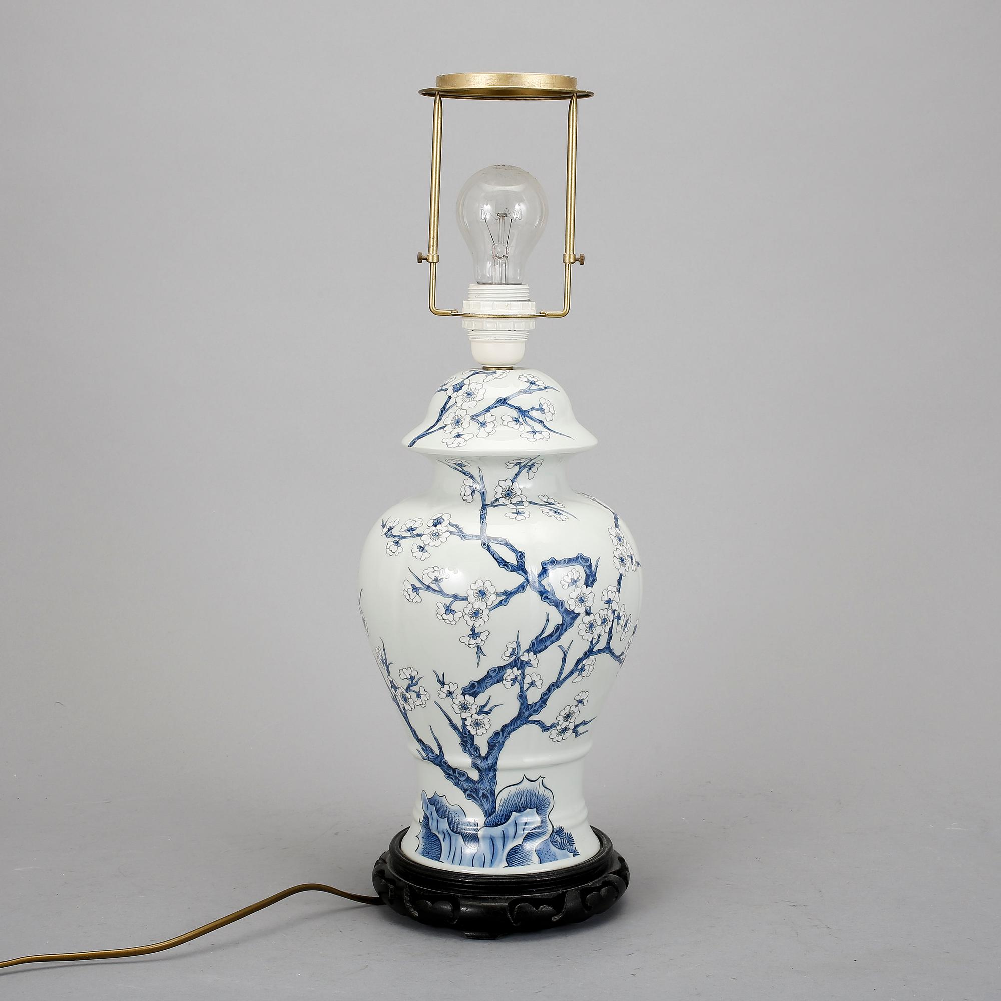 BORDSLAMPA, porslin. Kina, 1900-tal.