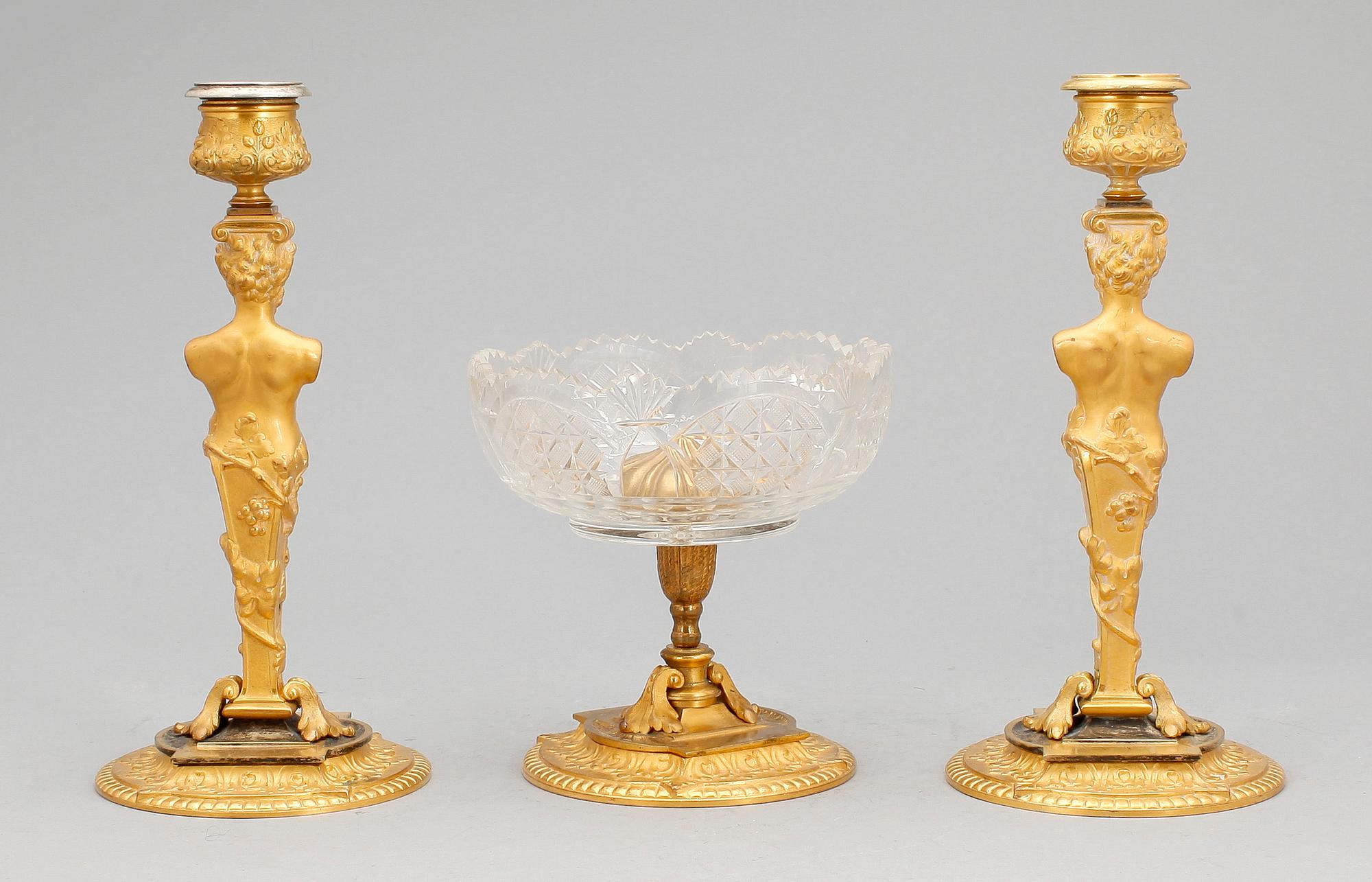 LJUSSTAKAR samt SKÅL, förgylld brons och glas, empire/empiretyp, 1800-tal.