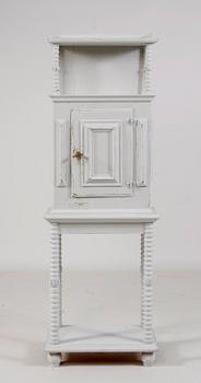 SKÅP på BENSTÄLLNING, allmoge, 1800/1900-tal.
