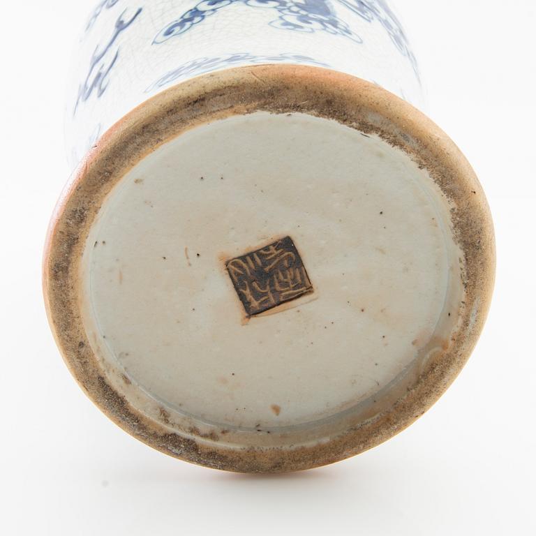 Vase, porcelain. Qing dynasty, circa 1900.