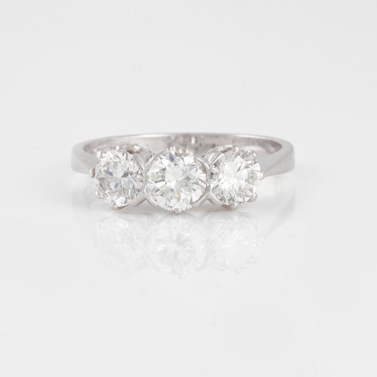 RING, med tre äldre briljantslipade diamanter.