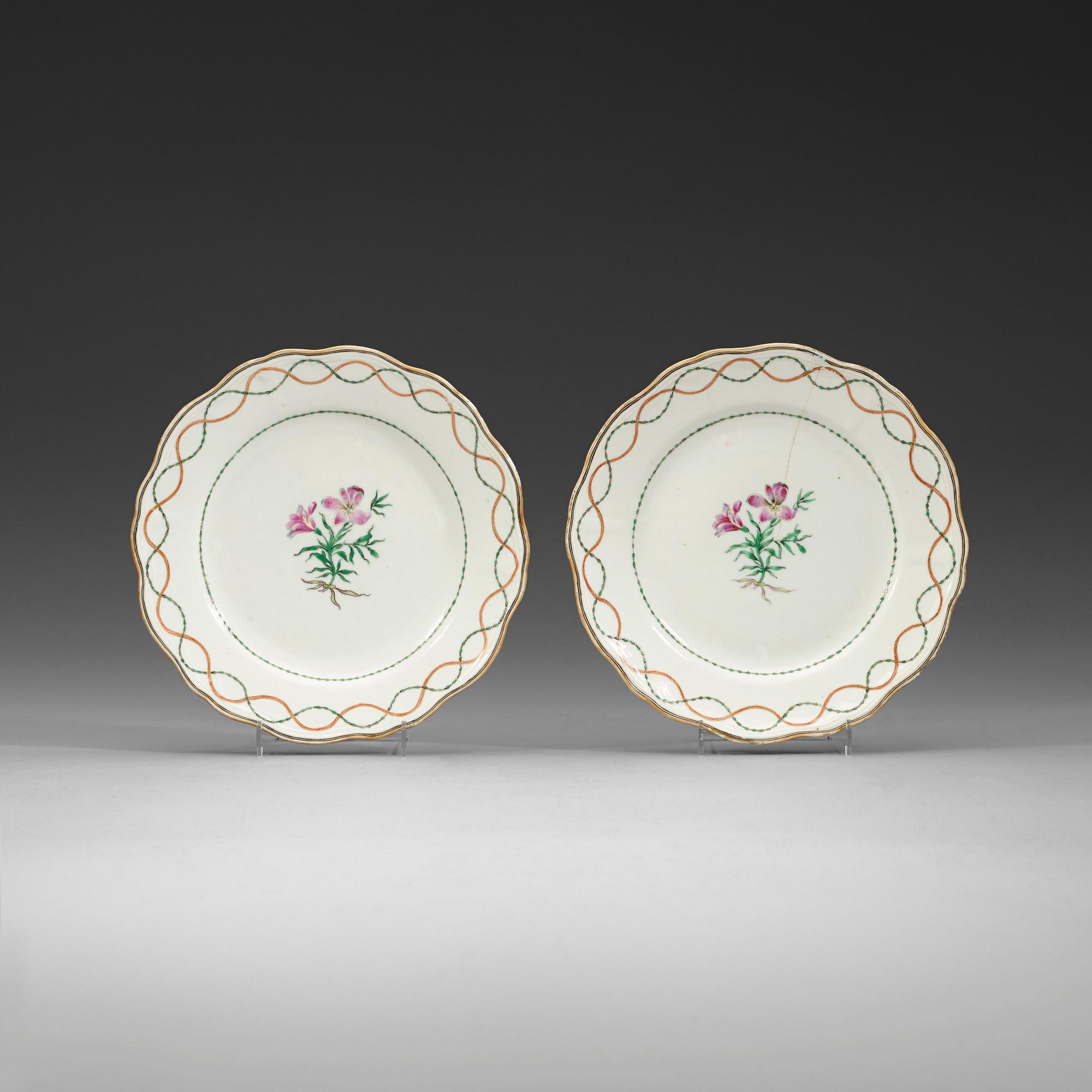 TALLRIKAR, ett par, vapenporslin. Qing dynastin, Qianlong (1736-95) ca 1770.