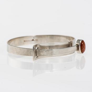 ARMBAND, silver 813, syntetisk solsten. Kupittaan Kulta 1961. Vikt ca 26,8 g.