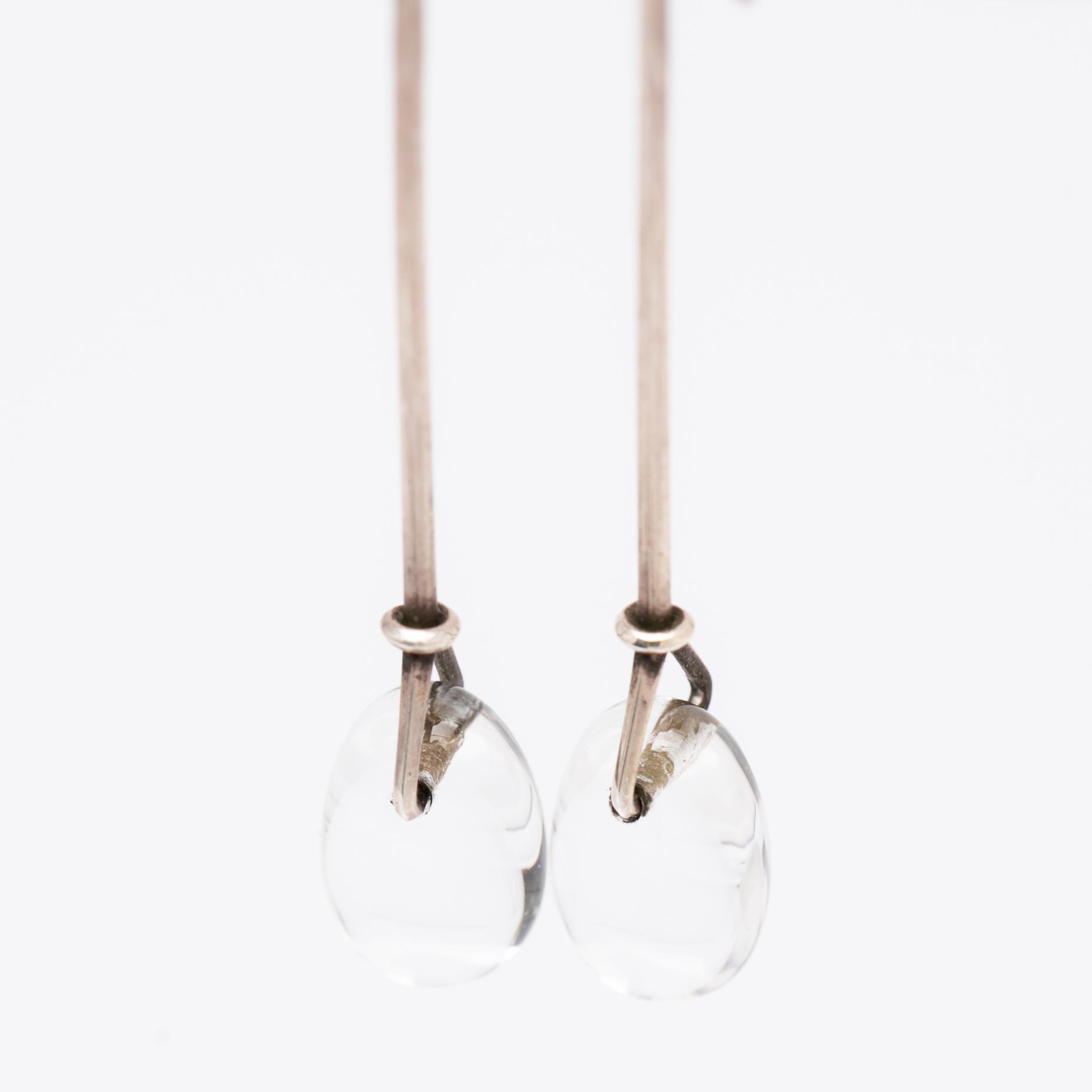 Vivianna Torun Bülow-Hübe, örhängen "Dew-drops", silver och bergkristall för Georg Jensen.