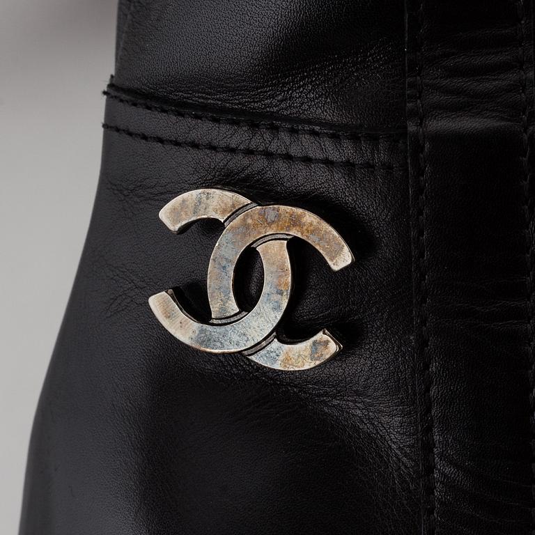 CHANEL, a pair of black leather boots, size 35,5.