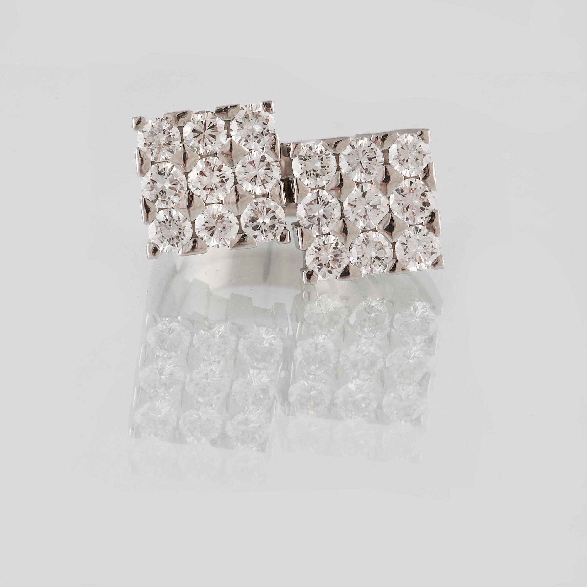 RING, 18K vitguld med 18 briljantslipade diamanter ca 1.80 ct, utländska stämplar. Vikt 11,5 gram.