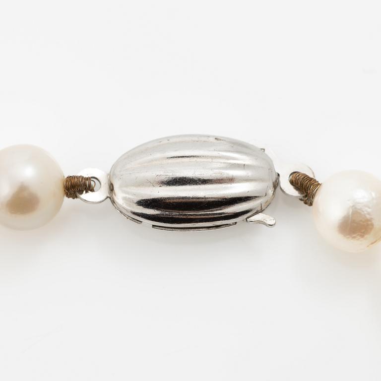 Collier och armband odlade pärlor med silverlås.