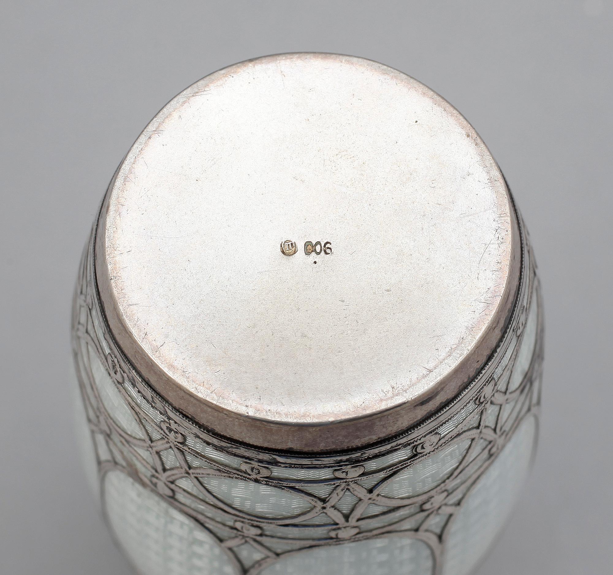 VAS, silver samt emalj, Europa, 1800/1900-tal. Totalvikt 130 g.