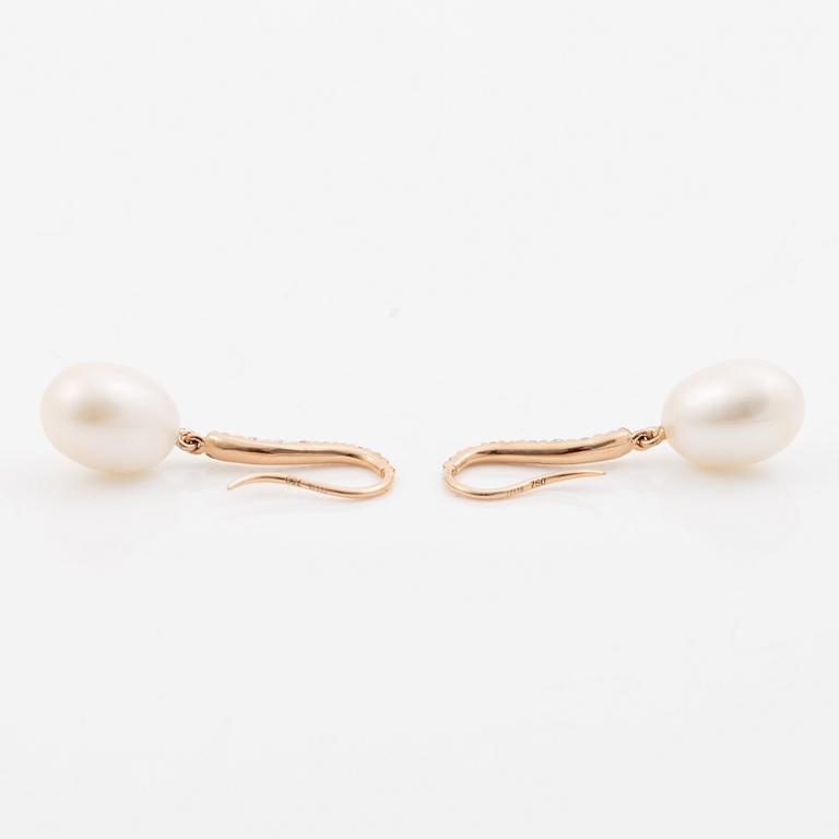 Earrings 18K rose gold with cultured pearls and brilliant-cut diamonds.
