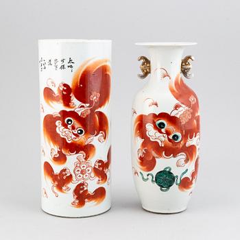 A pair of vases with red buddhist lions, late Qing dynasty, circa 1900.