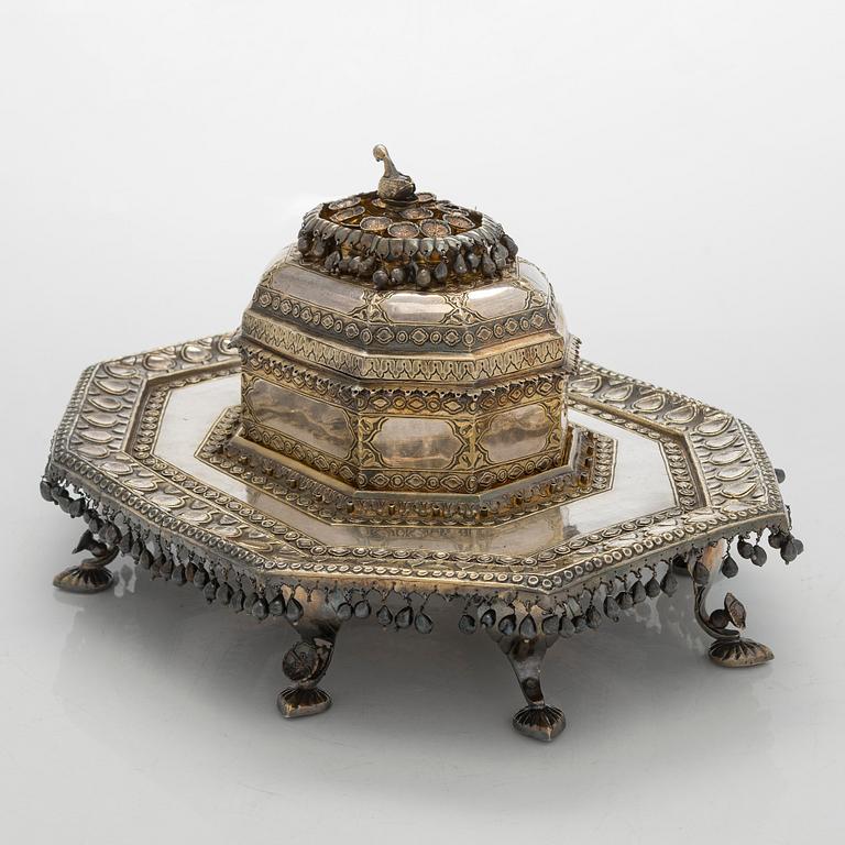 Pan-skrin på bricka, silver och förgyllt silver, mogulstil, Delhi, Indien, 1800-talets första hälft.