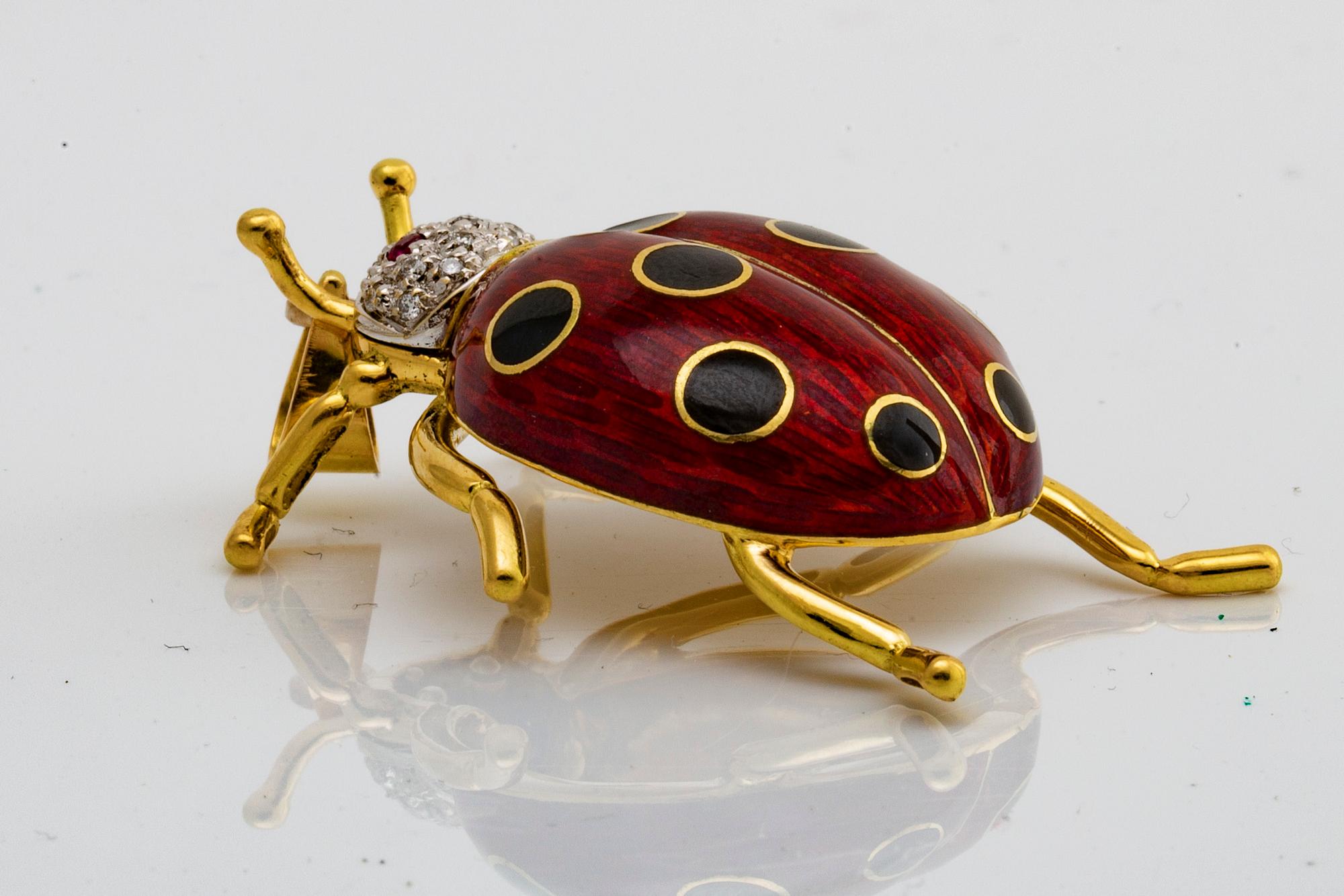PENSANT 18k gold, brilliant-cut diamonds, 2 rubies and enamel, approx 4 x 3 cm.