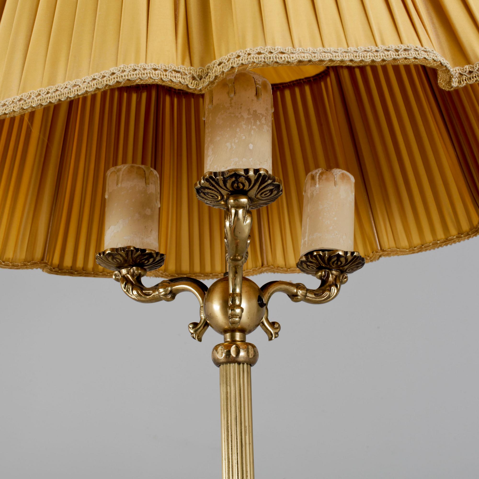 GOLVLAMPA, omkring 1900-talets mitt.
