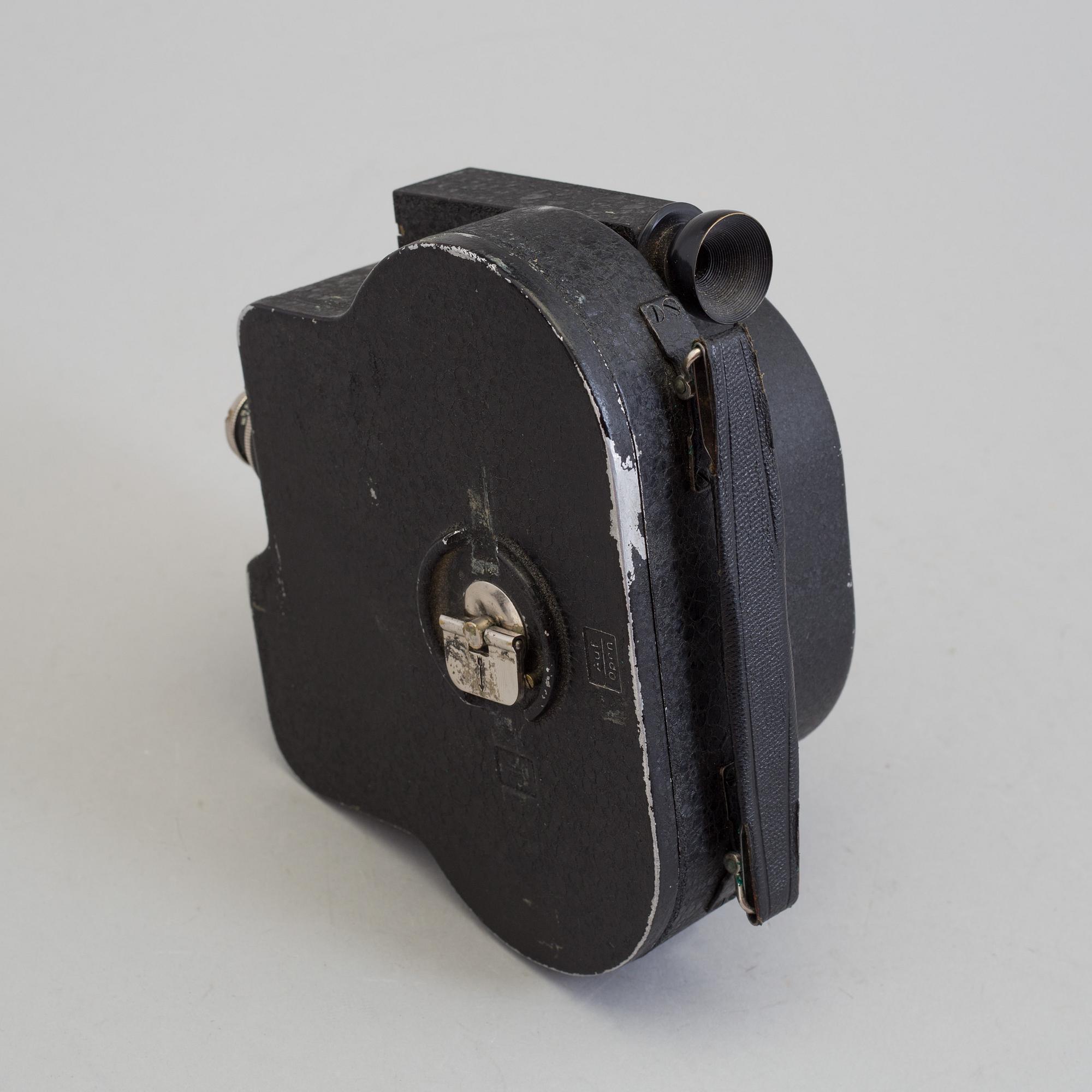 A Cine Nizo film camera no 325377 from 1927-1930 with Cassar 1: 2,9 f =2 cm.