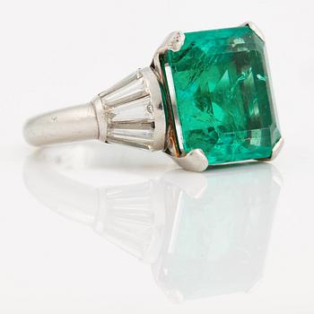 RING, med colombiansk smaragd ca 7.20 ct samt trapetsslipade diamanter cirka 1.50 ct.