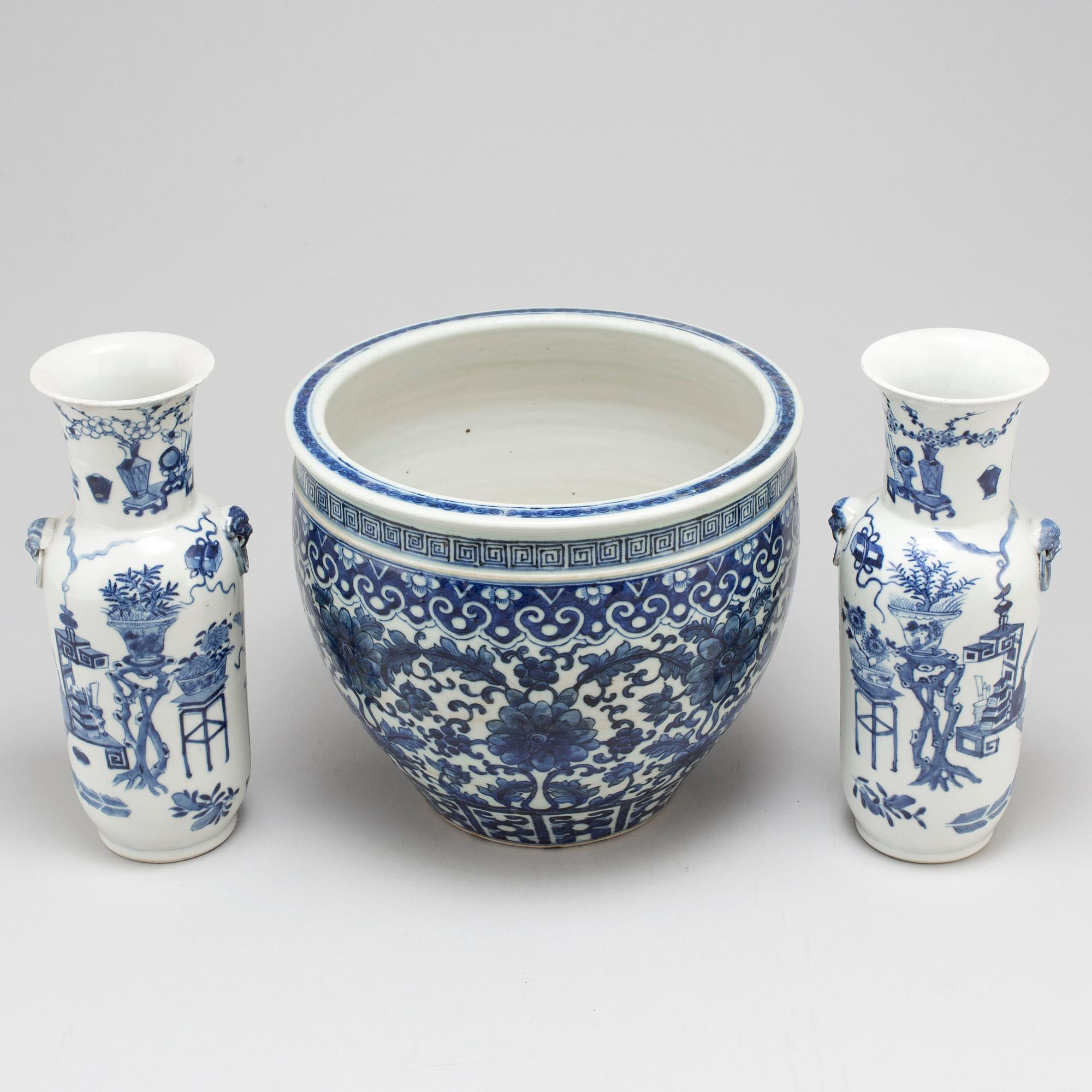 A pair of blue and white vases and pot, Qing dynasty, late 19th century.