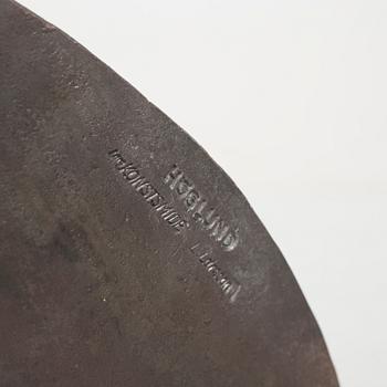 ERIK HÖGLUND, skulptur/skålfat, järn/smide, stämplad HÖGLUND. Lars KONSTSMIDE. L. Larsson.