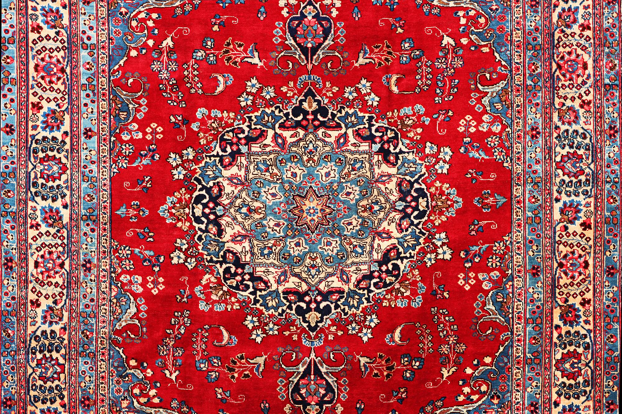 A Kashan carpet, a. 337 x 246 cm.