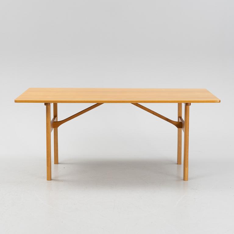 Børge Mogensen, a model 6284 oak dining table, Fredericia Stolefabrik, Denmark.
