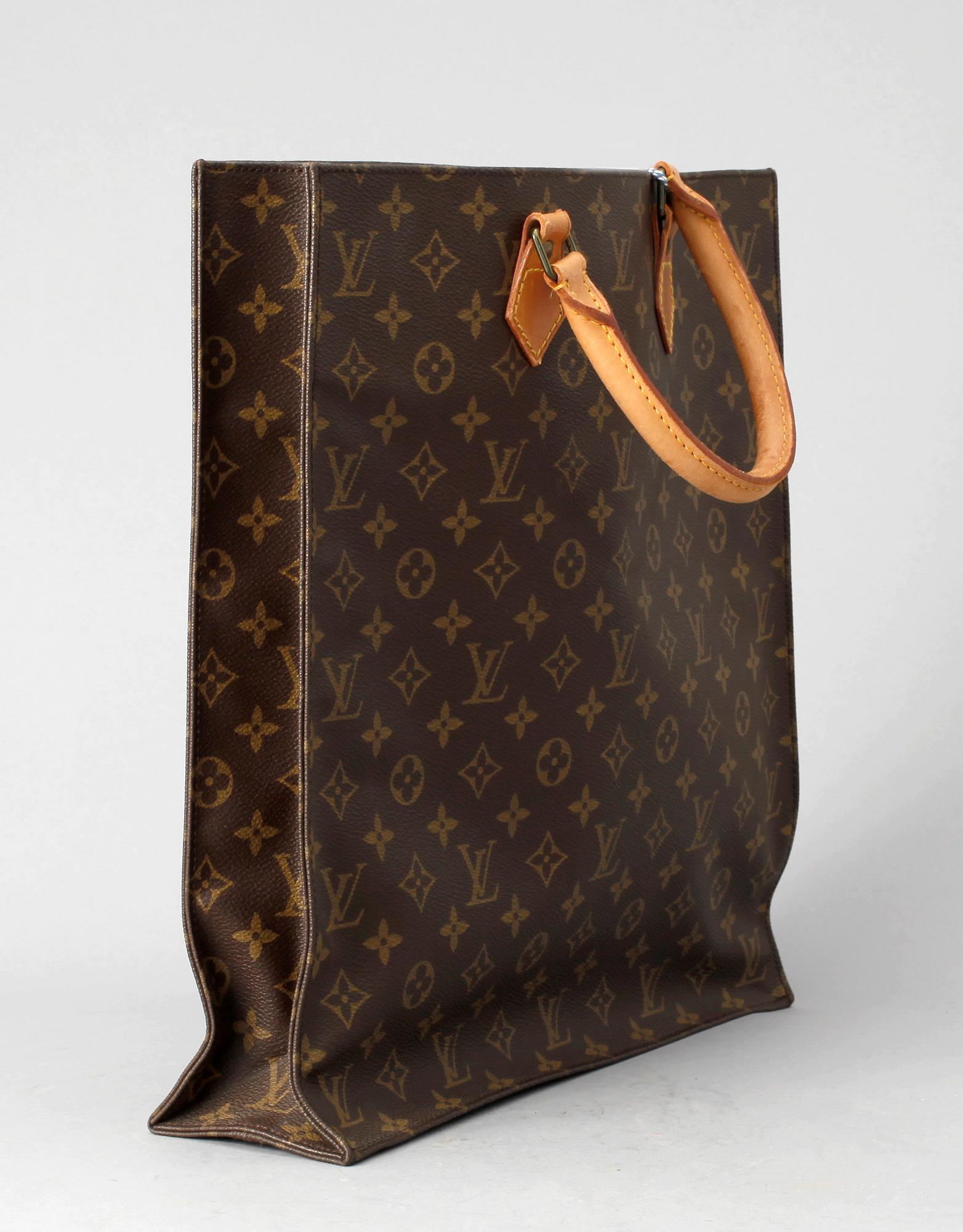 VÄSKA, "Sac plat", Louis Vuitton.