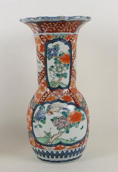 VASER, 3 st och URNA MED LOCK, porslin, Kina/Japan, 1900-tal.