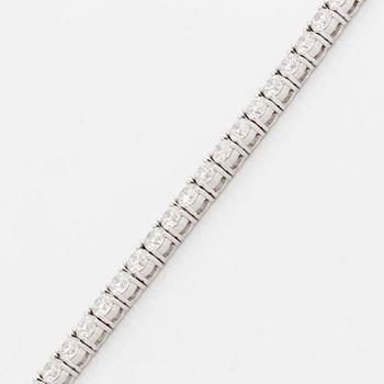 An 18K white gold bracelet set with round brillliant-cut diamonds.