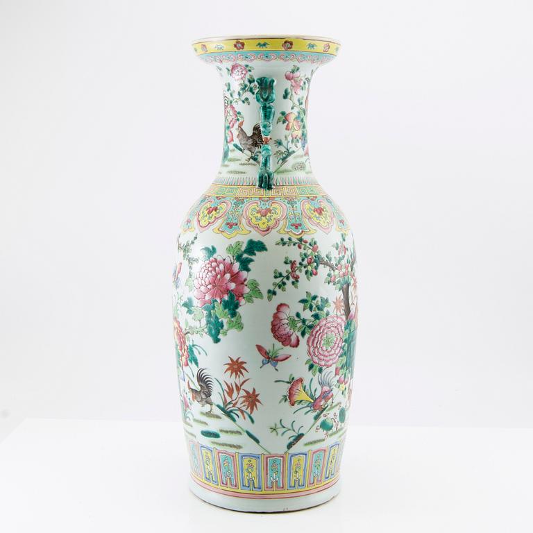 A Chinese famille rose vase, late Qing dynasty/early 20th century.