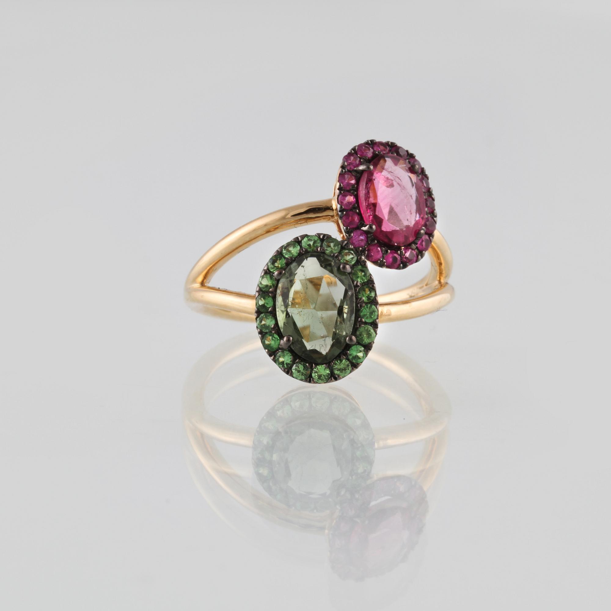 RING, 18K guld med fasettslipade rubiner ca 0.22 ct, turmaliner ca 1.58 ct samt granater ca 0.23 ct. Vikt 4,2 gram.