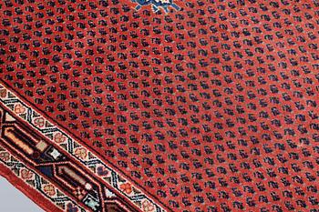 A Sarouk runner, approx. 372 x 115 cm.