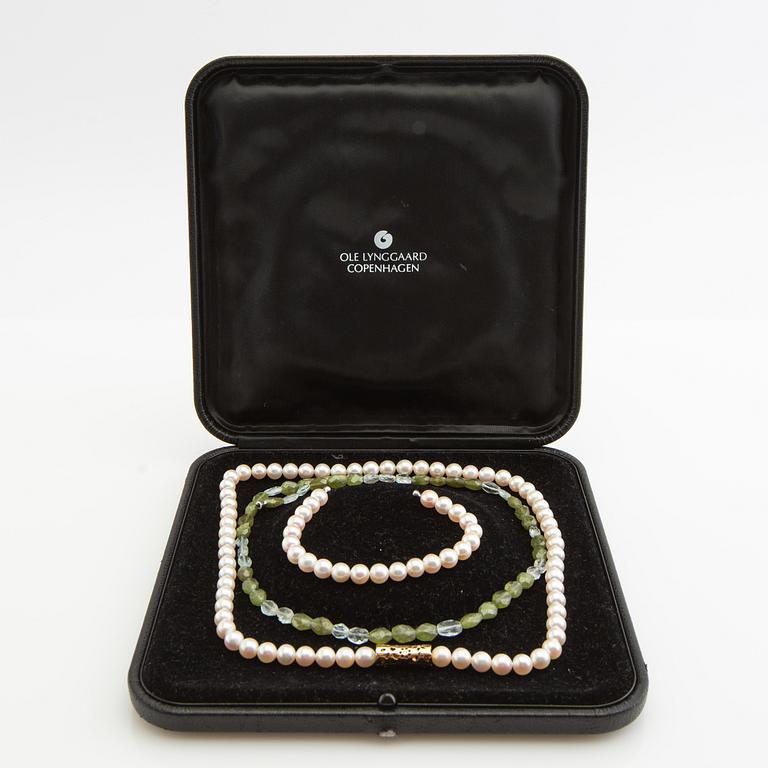 Ole Lynggaard, clasp, 18K gold with diamonds, as well as two necklaces and a bracelet.