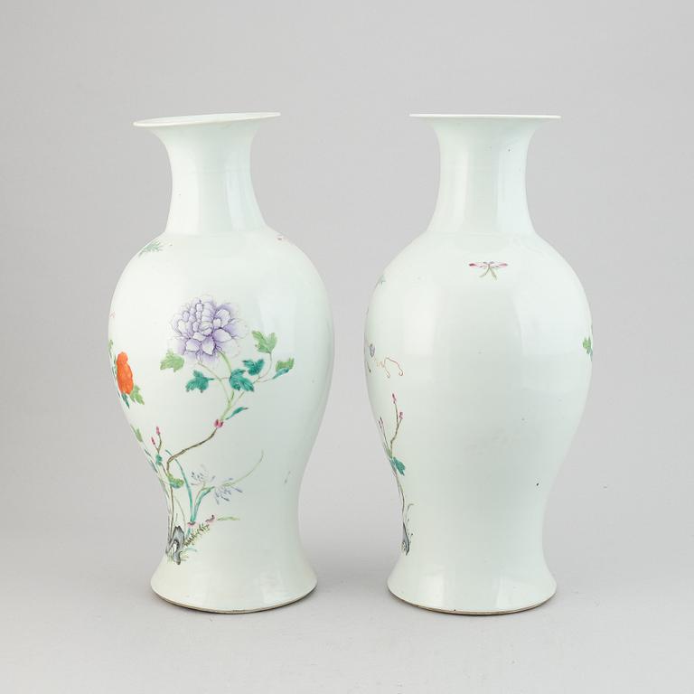 A pair of famille rose vases, late Qing dynasty, circa 1900.