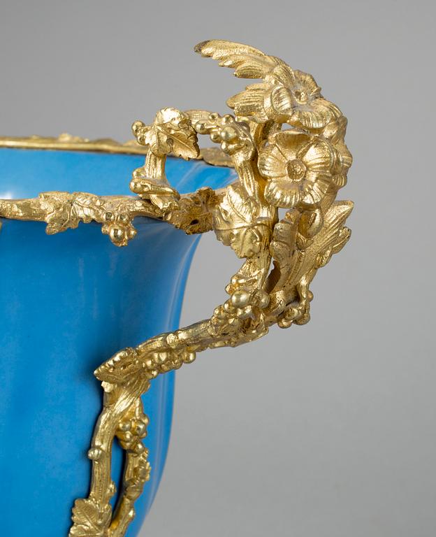 JARDINJÄR, porslin och förgylld brons, 1800-talets andra hälft.