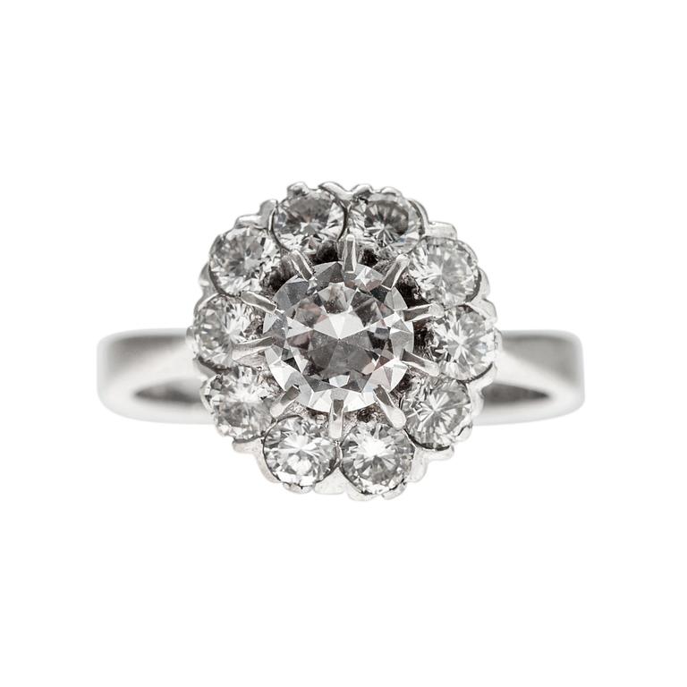 A RING, 18K white gold, brilliant cut diamonds 1.41 ct. Center stone 0.60 ct. Ribbhagen Stockholm 1980. Weight 4,7 g.