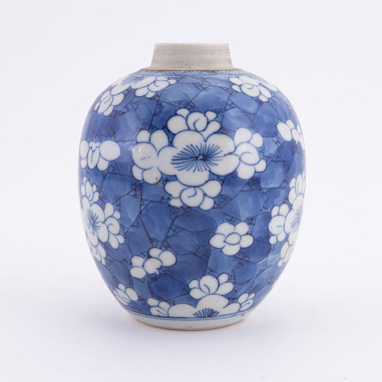 A Chinese blue and white 'cracked ice' porcelain jar, Qing dynasty, Kangxi (1662-1722).