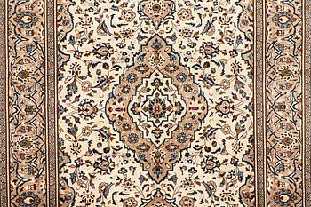 A carpet, Kashan, ca 293 x 193 cm.