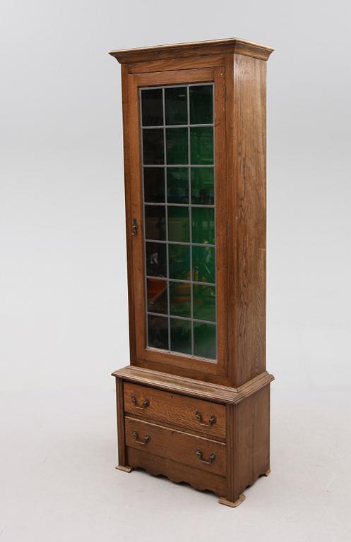 VITRIN/VAPENSKÅP, England, 1900-talets andra hälft.