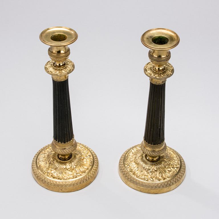 LJUSSTAKAR, ett par, mässing, empirstil, 1800-tal.