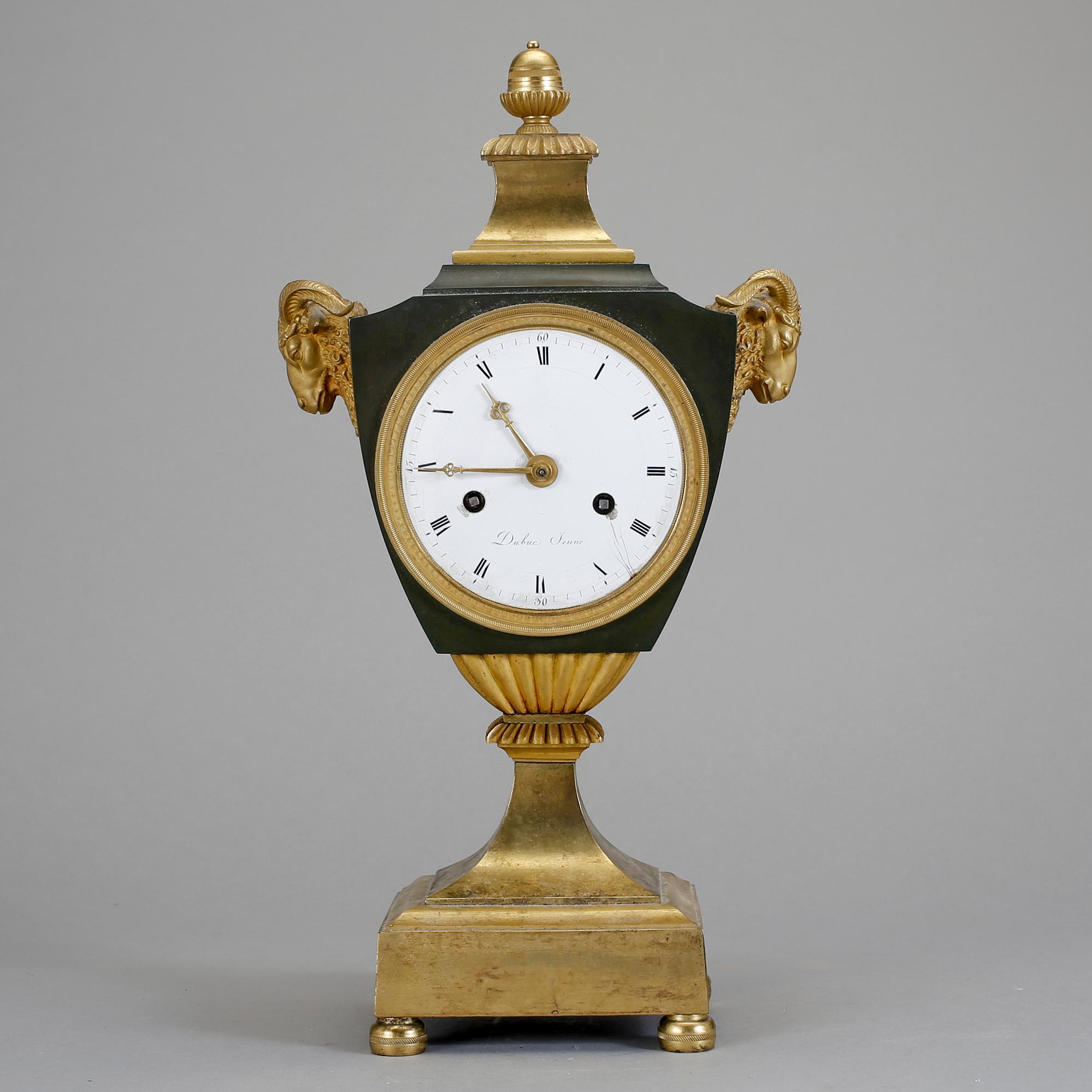 BORDSUR, brännförgylld och patinerad brons. Urtavlan märkt Dubuc Jeune (verksam i Paris ca 1807-1812).