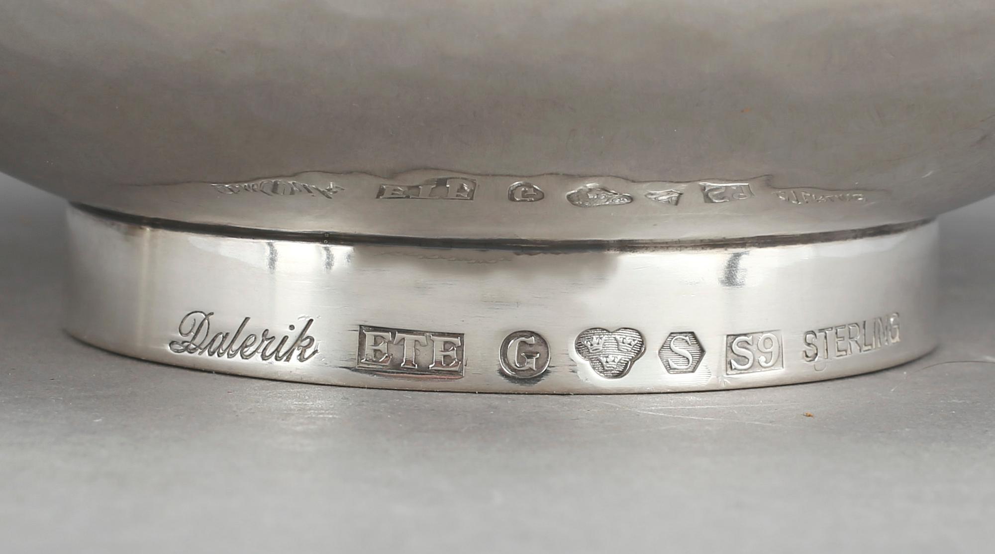 SKÅLAR, 2st, silver respektive sterling, bland annat Eric Löfman, KG Markström, Uppsala, 1985. Vikt ca 565g.